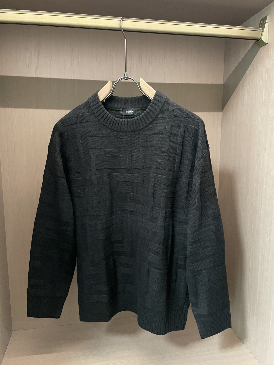 NO:614833,FD sweater 2025 autumn and winter latest series, 1:1 top replica at the counter, all in good condition!  Thick style, a must-have item for fashionistas!  Old irons who know the goods should hurry up and start, the fabric is wool, the size is M~3XL.,,sweaters,alexander wang19860909FD 毛衣 2025秋冬最新系列,专柜1:1顶级复刻,全品相！加厚款,潮人必备单品！懂货的老铁赶紧下手,面料羊毛 尺码M~3XL.,,sweaters,alexander wang,Men's clothing