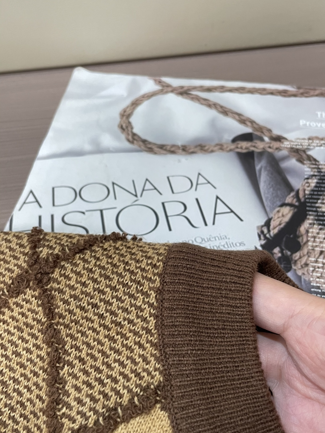 Lv 毛衣 2025秋冬最新系列，专柜1:1顶级复刻，全品相！加厚款，潮人必备单品！懂货的老铁赶紧下手，