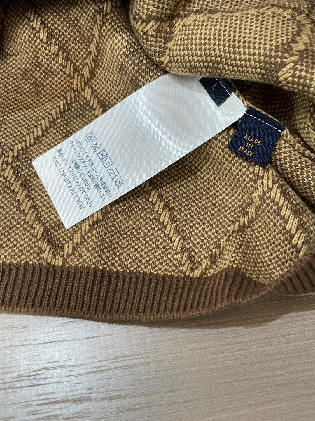 Lv 毛衣 2025秋冬最新系列，专柜1:1顶级复刻，全品相！加厚款，潮人必备单品！懂货的老铁赶紧下手，