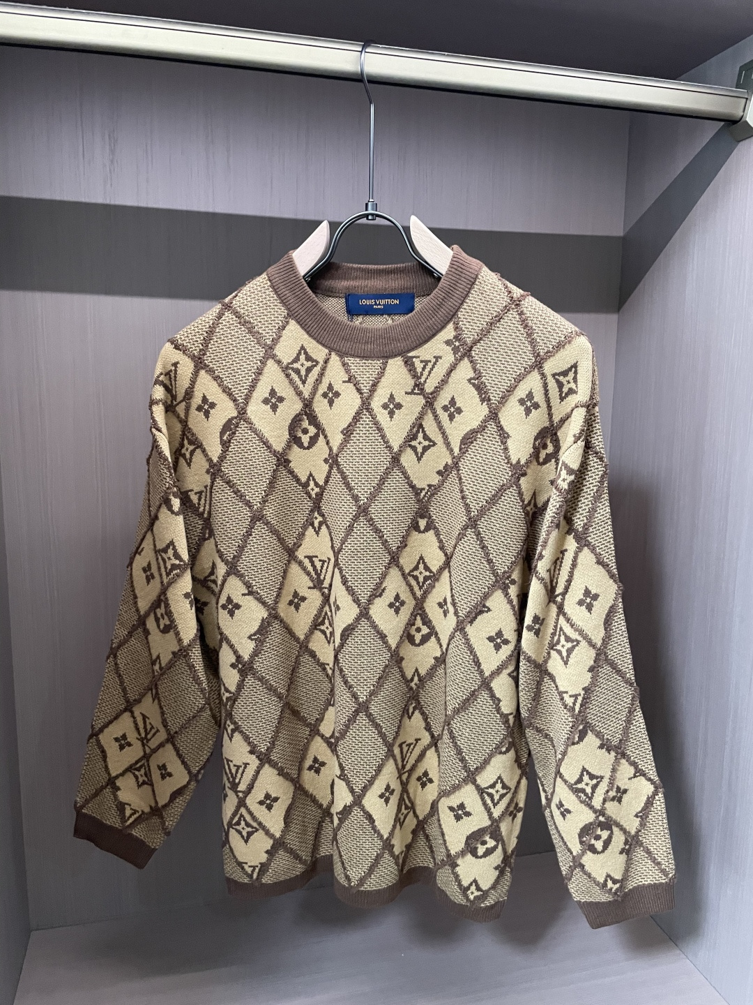 Lv 毛衣 2025秋冬最新系列，专柜1:1顶级复刻，全品相！加厚款，潮人必备单品！懂货的老铁赶紧下手，