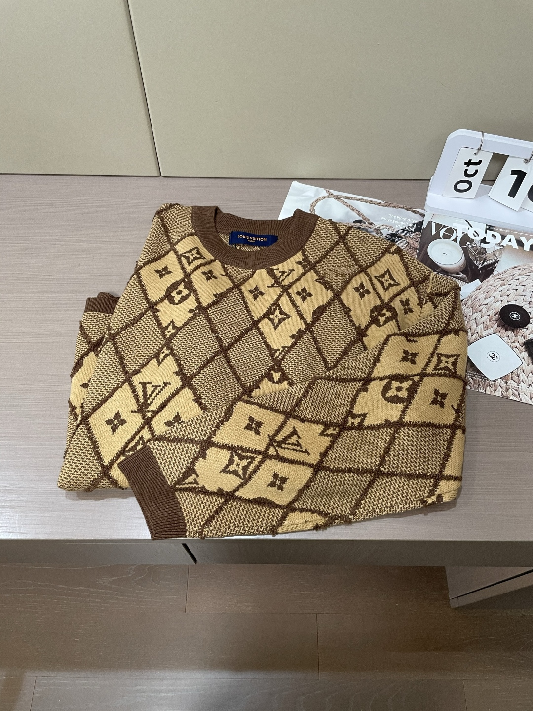 Lv 毛衣 2025秋冬最新系列，专柜1:1顶级复刻，全品相！加厚款，潮人必备单品！懂货的老铁赶紧下手，