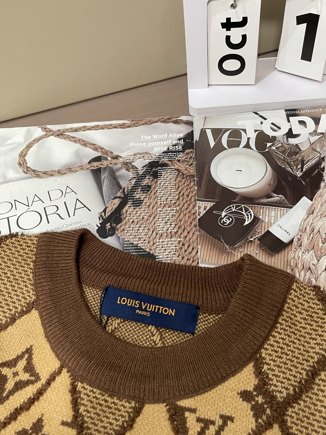 Lv 毛衣 2025秋冬最新系列，专柜1:1顶级复刻，全品相！加厚款，潮人必备单品！懂货的老铁赶紧下手，