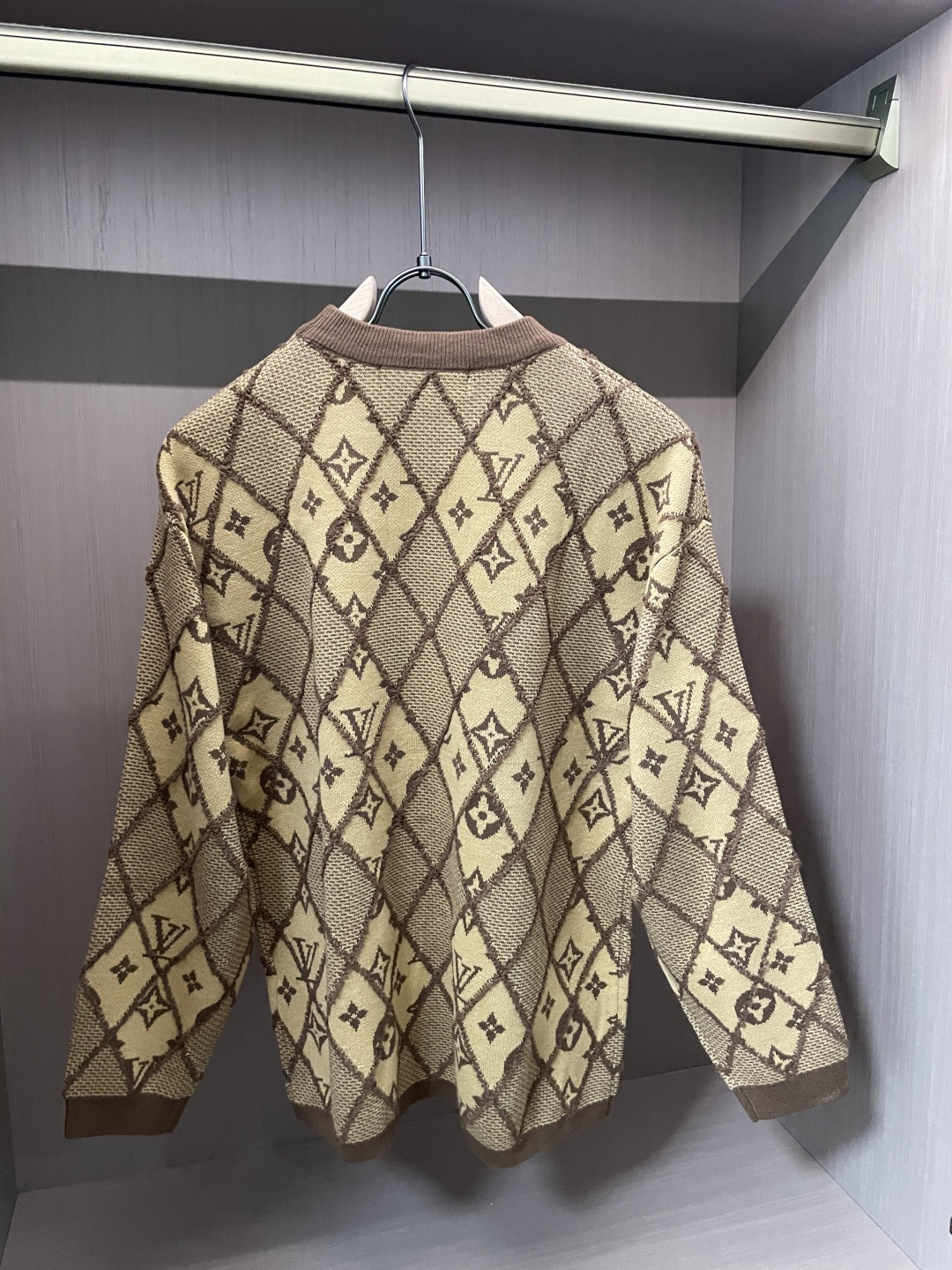 Lv 毛衣 2025秋冬最新系列，专柜1:1顶级复刻，全品相！加厚款，潮人必备单品！懂货的老铁赶紧下手，