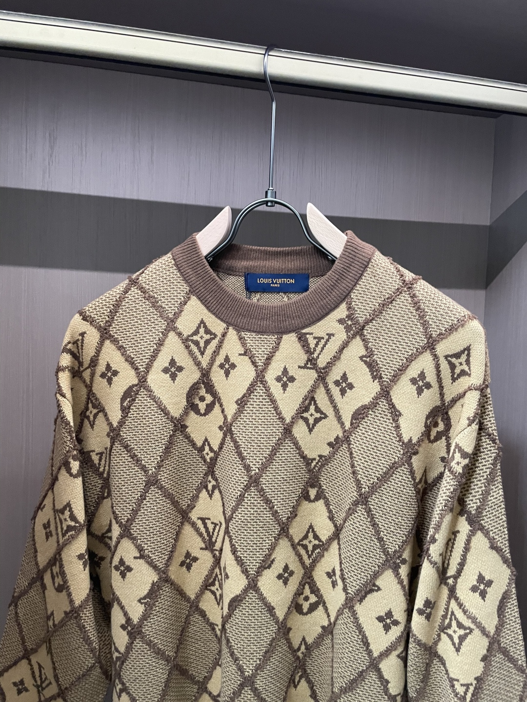 Lv 毛衣 2025秋冬最新系列，专柜1:1顶级复刻，全品相！加厚款，潮人必备单品！懂货的老铁赶紧下手，