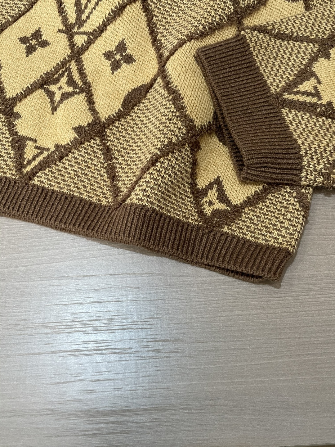 Lv 毛衣 2025秋冬最新系列，专柜1:1顶级复刻，全品相！加厚款，潮人必备单品！懂货的老铁赶紧下手，