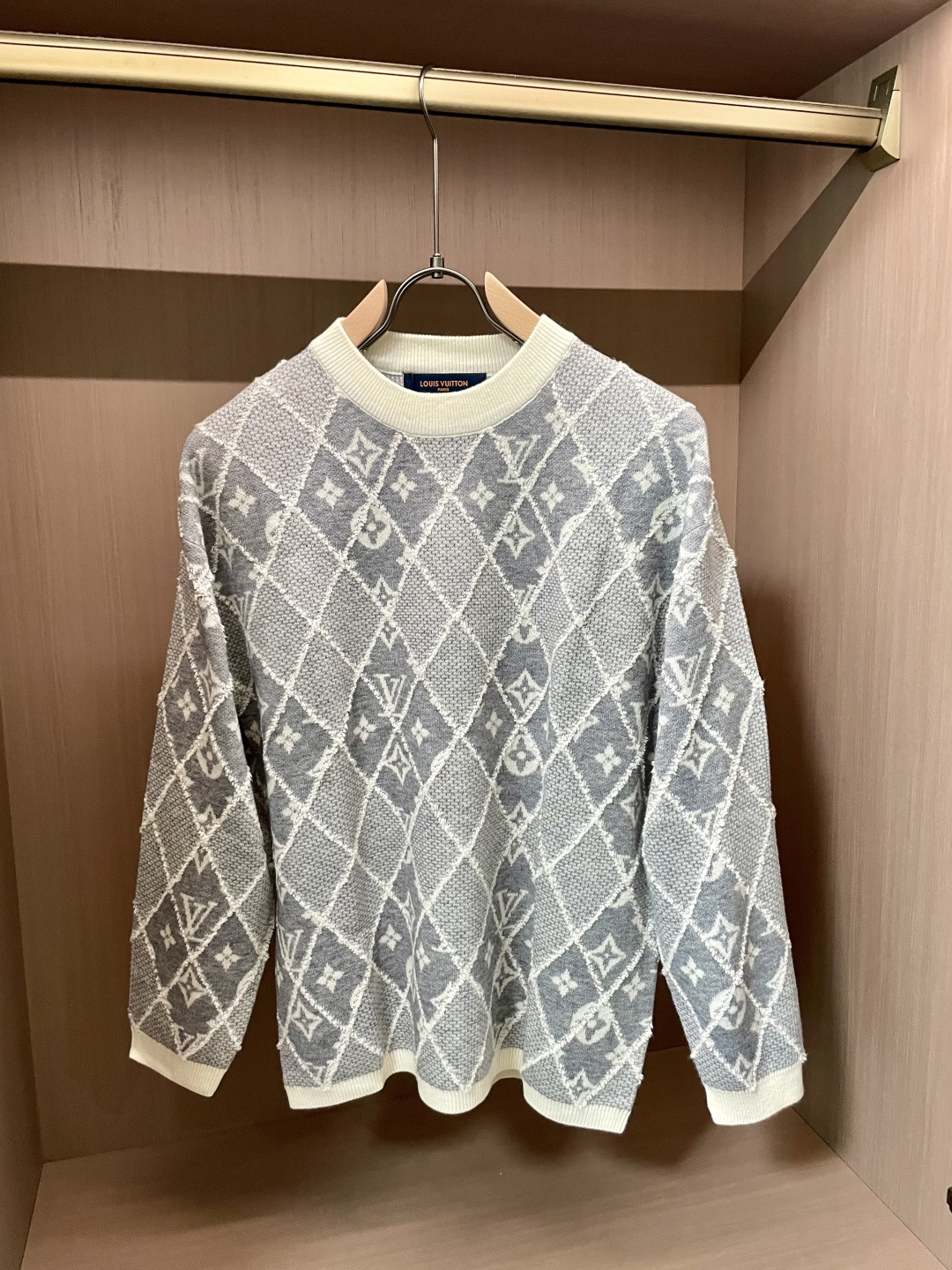 NO:614841,LV sweater 2025 autumn and winter latest series, 1:1 top replica at the counter, all in good condition!  Thick style, a must-have item for fashionistas!  Those who know the goods should hurry up and get started. The fabric is wool and the size is M~3XL.,,louis vuitton,sweaters,alexander wang19860909Lv 毛衣 2025秋冬最新系列,专柜1:1顶级复刻,全品相！加厚款,潮人必备单品！懂货的老铁赶紧下手,面料羊毛 尺码M~3XL.,,louis vuitton,sweaters,alexander wang,Men's clothing