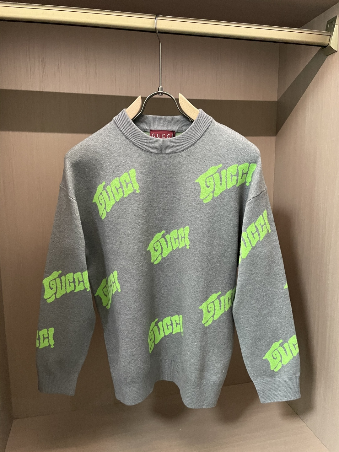 NO:614845,Gucc sweater 2025 autumn and winter latest series, 1:1 top replica at the counter, all in good condition!  Thick style, a must-have item for fashionistas!  Old irons who know the goods should hurry up and start, the fabric is wool, the size is M~3XL.,,gucci,sweaters,alexander wang19860909Gucc 毛衣 2025秋冬最新系列,专柜1:1顶级复刻,全品相！加厚款,潮人必备单品！懂货的老铁赶紧下手,面料羊毛 尺码M~3XL.,,gucci,sweaters,alexander wang,Men's clothing