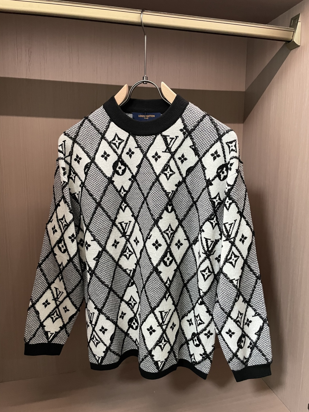 NO:655445,. Lv sweater, the latest autumn and winter series, 1:1 top replica at the counter, all in good condition!  Thick style, a must-have item for fashionistas!  Those who know the goods should hurry up and get started. The fabric is wool and the size is M~3XL.,,louis vuitton,sweaters,alexander wang19860909. Lv 毛衣 秋冬最新系列,专柜1:1顶级复刻,全品相！加厚款,潮人必备单品！懂货的老铁赶紧下手,面料羊毛 尺码M~3XL.,,louis vuitton,sweaters,alexander wang,Men's clothing