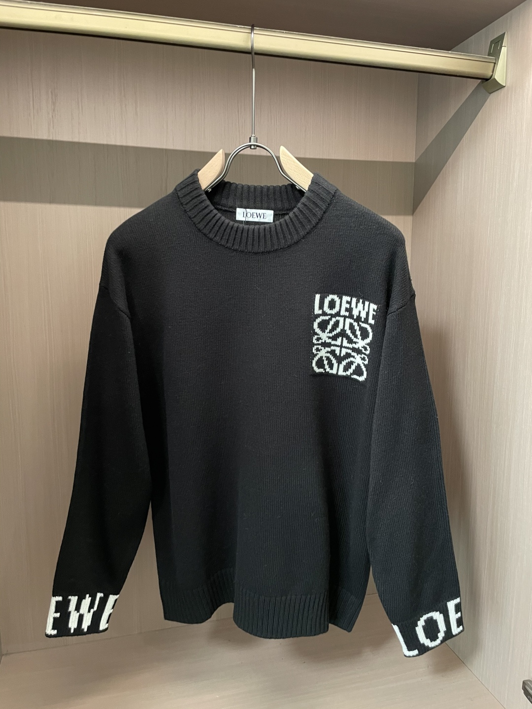 NO:655408,. Loewe sweaters latest autumn and winter series, 1:1 top replica at the counter, all in good condition!  Thick style, a must-have item for fashionistas!  Old irons who know the stuff should hurry up and get started, the fabric is wool and the size is M~3XL.,,loewe,sweaters,alexander wang19860909. Loewe 毛衣 秋冬最新系列,专柜1:1顶级复刻,全品相！加厚款,潮人必备单品！懂货的老铁赶紧下手,面料羊毛 尺码M~3XL.,,loewe,sweaters,alexander wang,Men's clothing