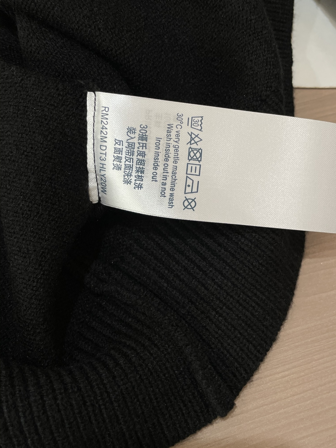 Lv 毛衣 秋冬最新系列，专柜1:1顶级复刻，全品相！加厚款，潮人必备单品！懂货的老铁赶紧下手，面料：100%羊毛 尺码