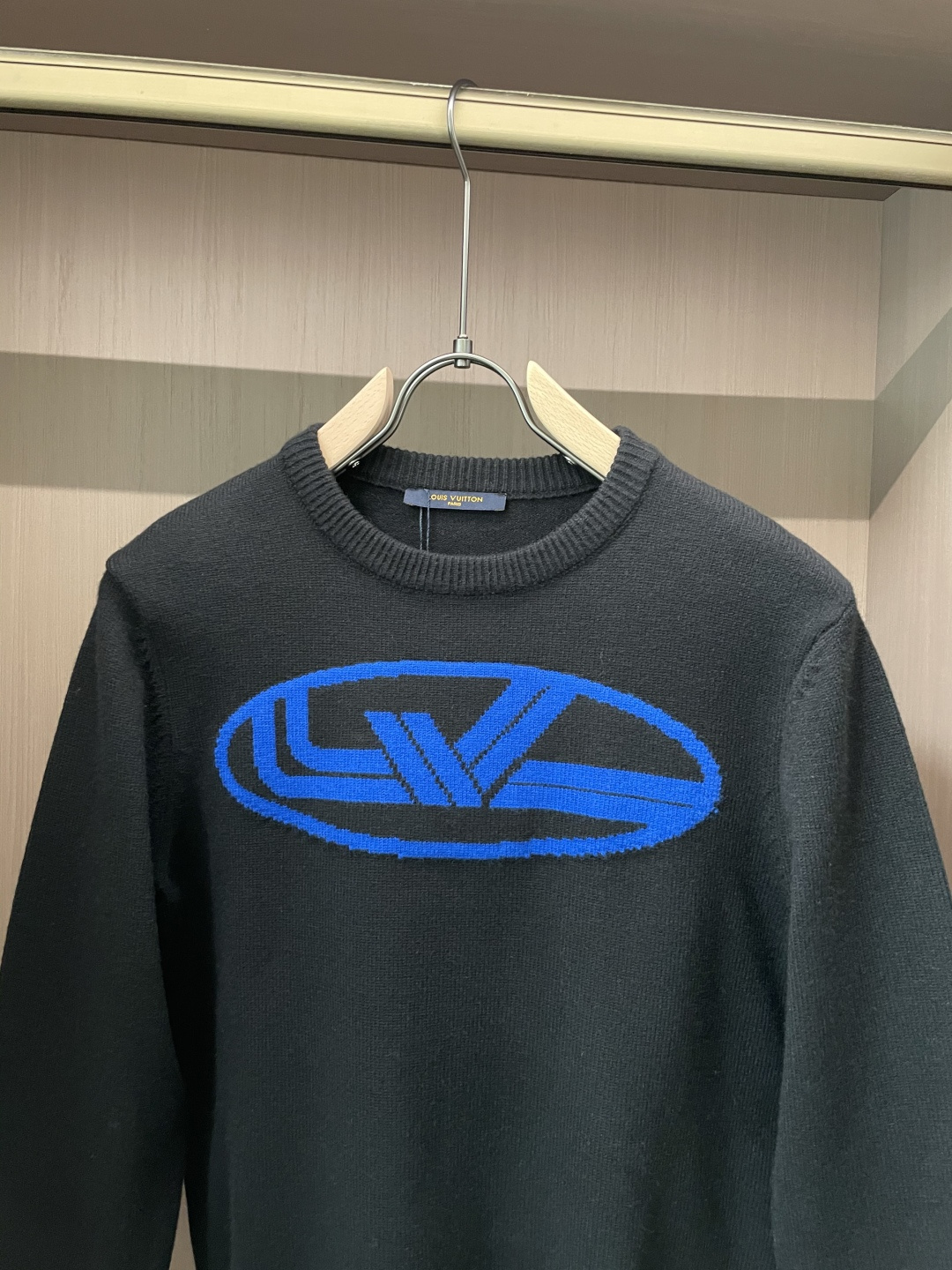 Lv 毛衣 秋冬最新系列，专柜1:1顶级复刻，全品相！加厚款，潮人必备单品！懂货的老铁赶紧下手，面料：100%羊毛 尺码