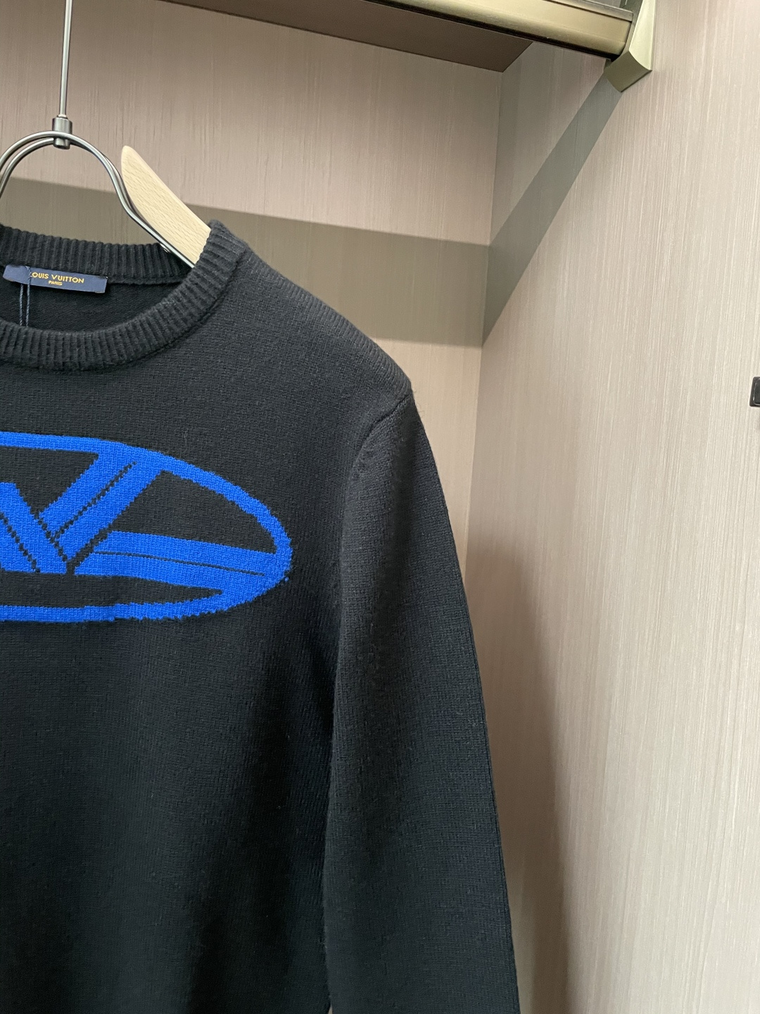 Lv 毛衣 秋冬最新系列，专柜1:1顶级复刻，全品相！加厚款，潮人必备单品！懂货的老铁赶紧下手，面料：100%羊毛 尺码