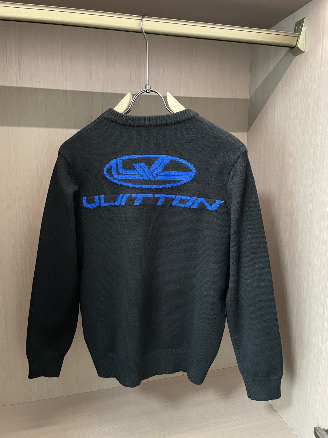 Lv 毛衣 秋冬最新系列，专柜1:1顶级复刻，全品相！加厚款，潮人必备单品！懂货的老铁赶紧下手，面料：100%羊毛 尺码