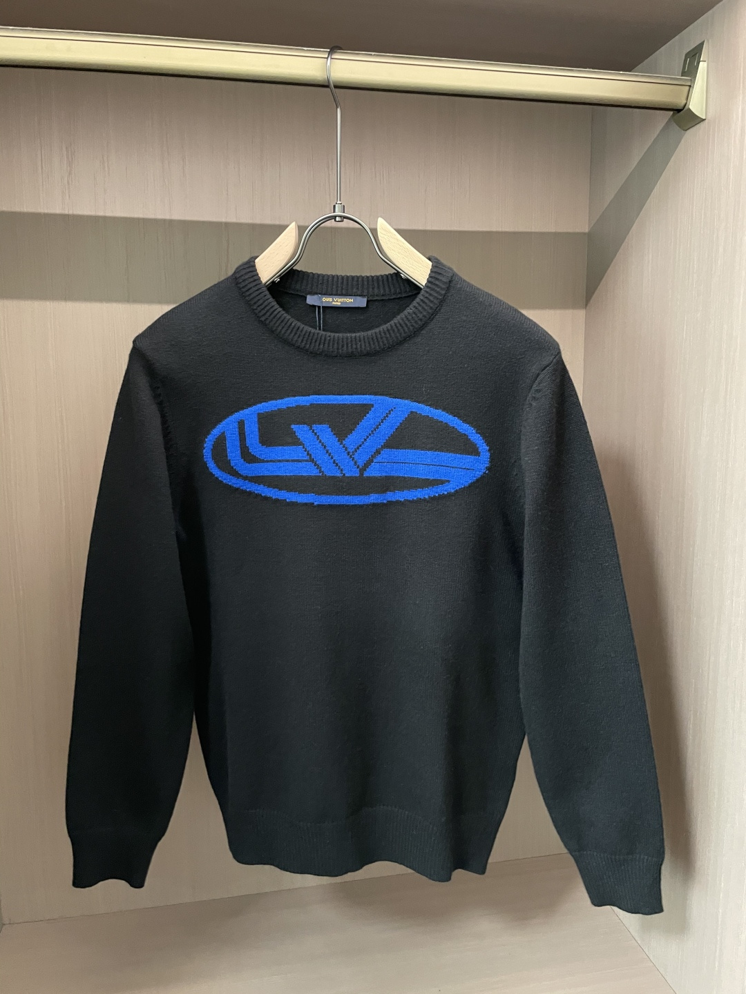 Lv 毛衣 秋冬最新系列，专柜1:1顶级复刻，全品相！加厚款，潮人必备单品！懂货的老铁赶紧下手，面料：100%羊毛 尺码
