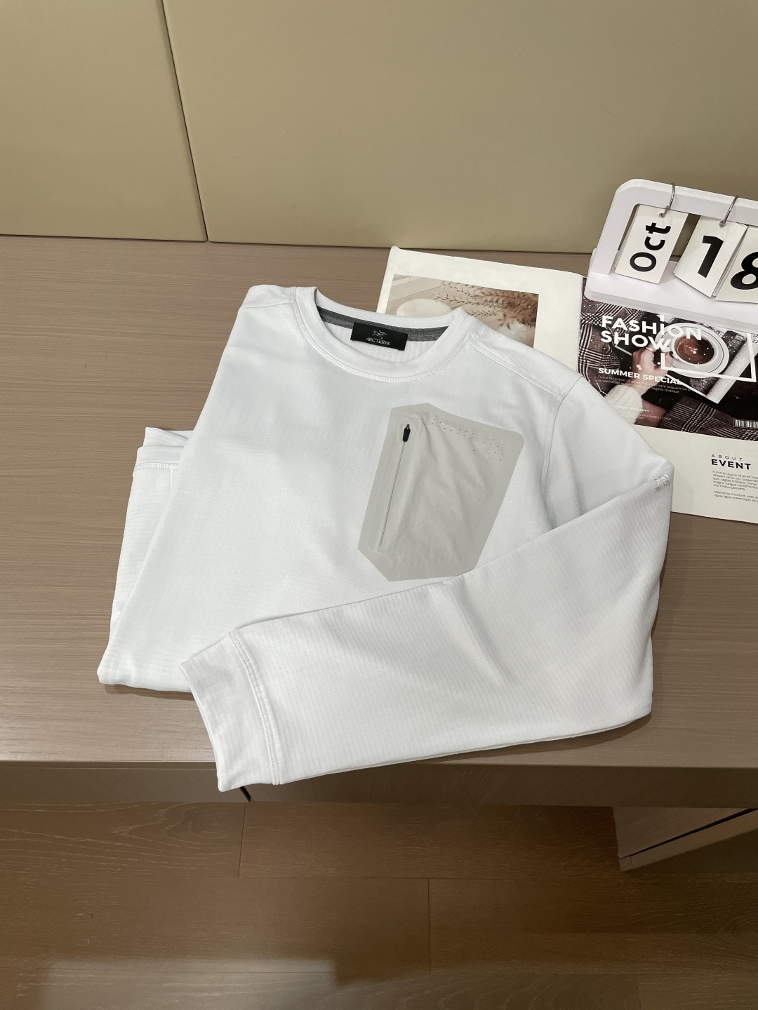 新款上新始祖鸟2025秋冬加厚长袖T恤 今年Kragg系列推出了好多新款T恤，简约大气，经典时髦的风格 