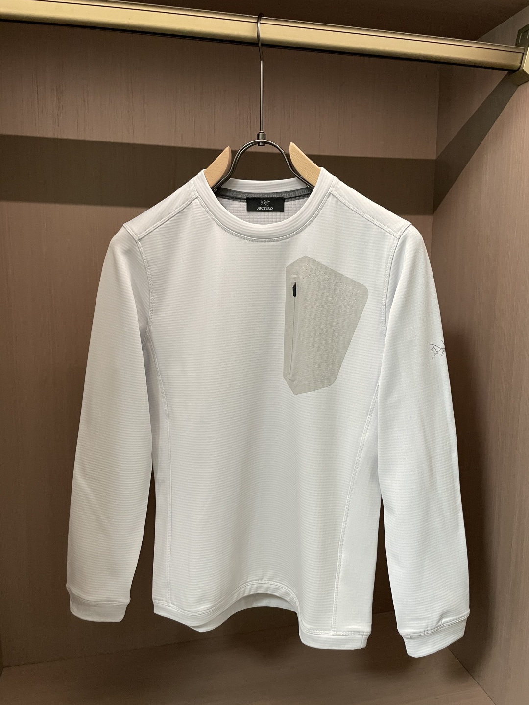 新款上新始祖鸟2025秋冬加厚长袖T恤 今年Kragg系列推出了好多新款T恤，简约大气，经典时髦的风格 