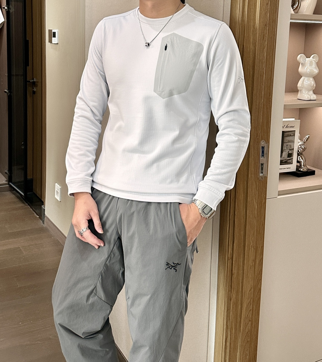 新款上新始祖鸟2025秋冬加厚长袖T恤 今年Kragg系列推出了好多新款T恤，简约大气，经典时髦的风格 