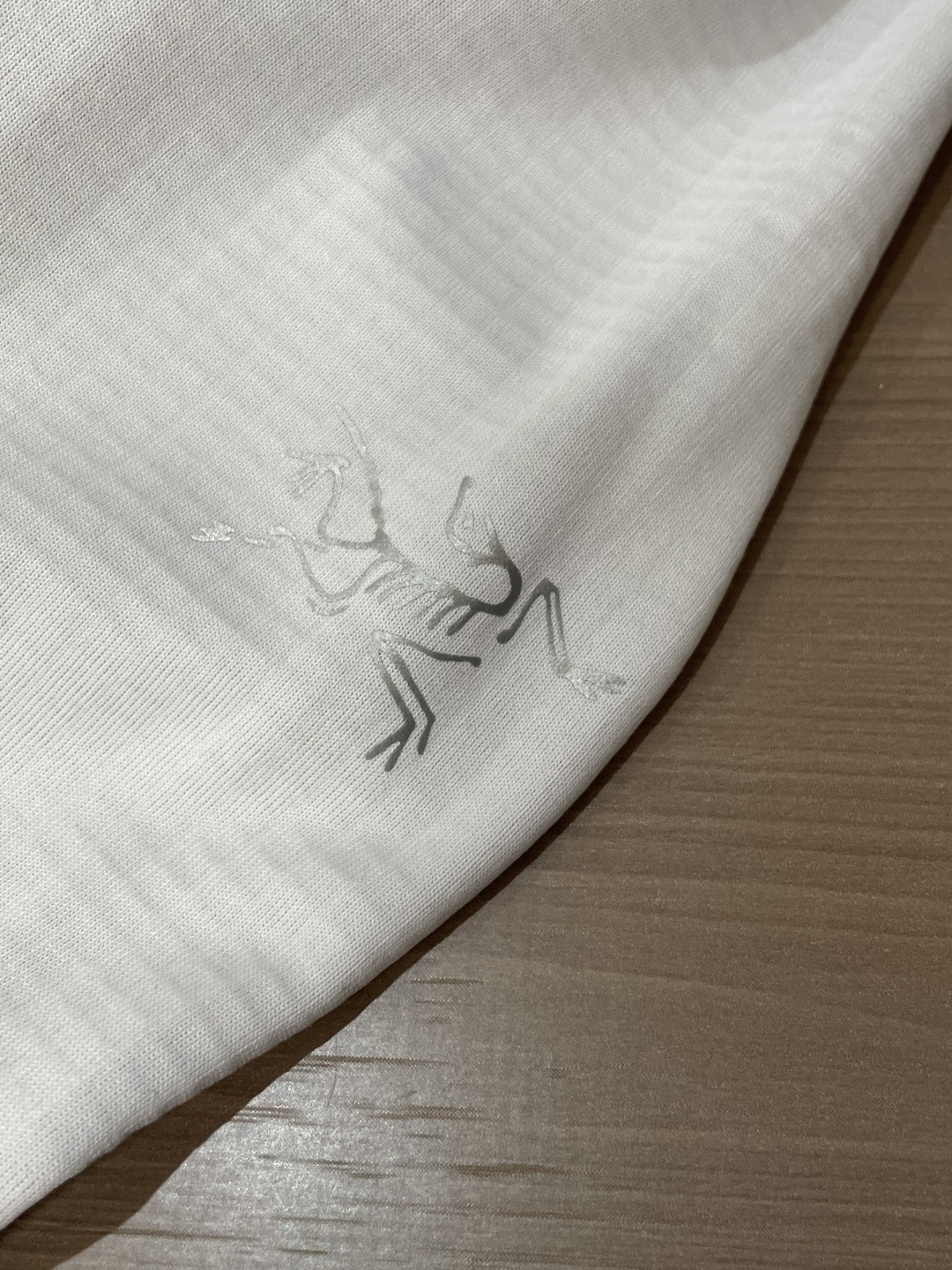 新款上新始祖鸟2025秋冬加厚长袖T恤 今年Kragg系列推出了好多新款T恤，简约大气，经典时髦的风格 