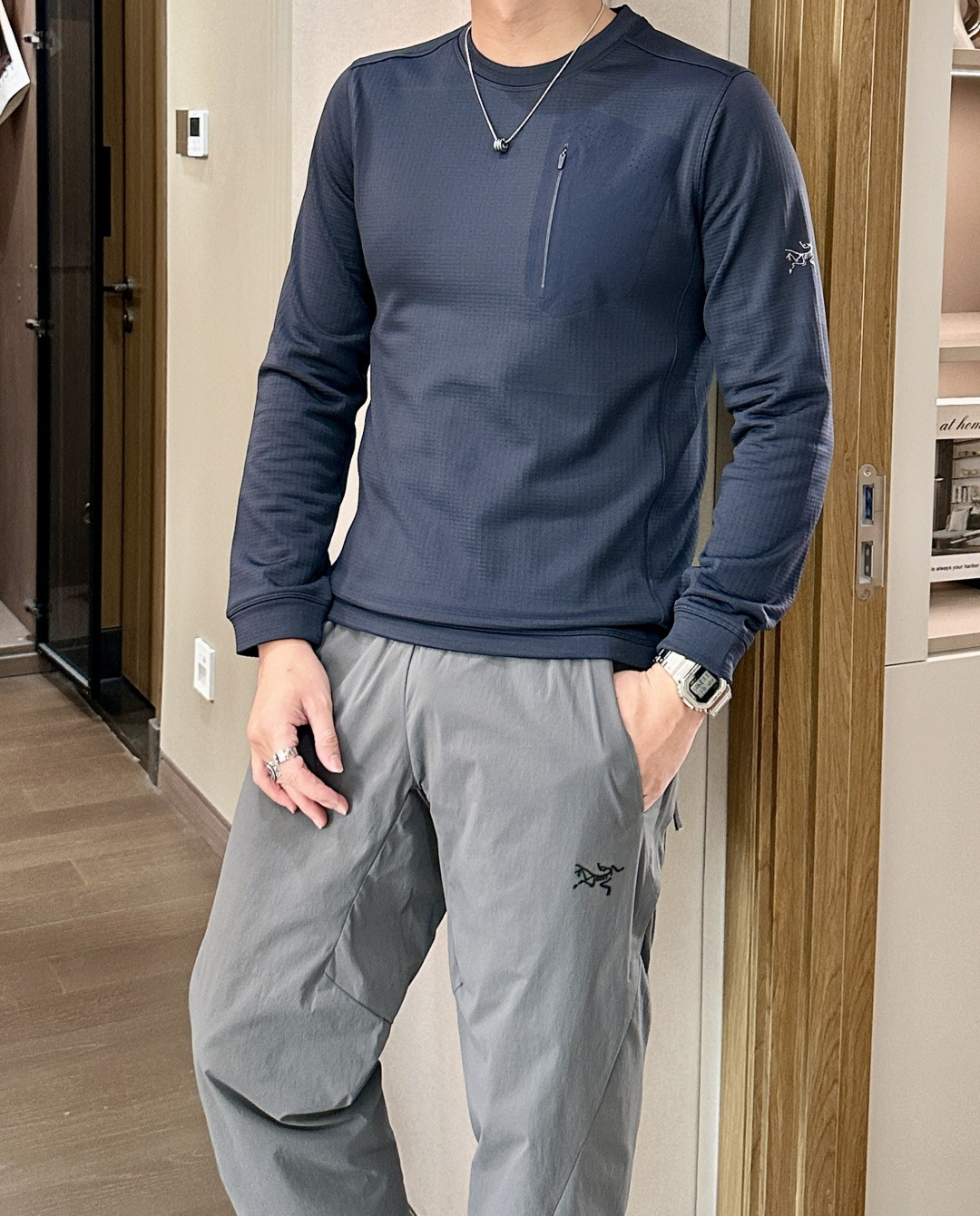 新款上新始祖鸟2025秋冬加厚长袖T恤 今年Kragg系列推出了好多新款T恤，简约大气，经典时髦的风格 