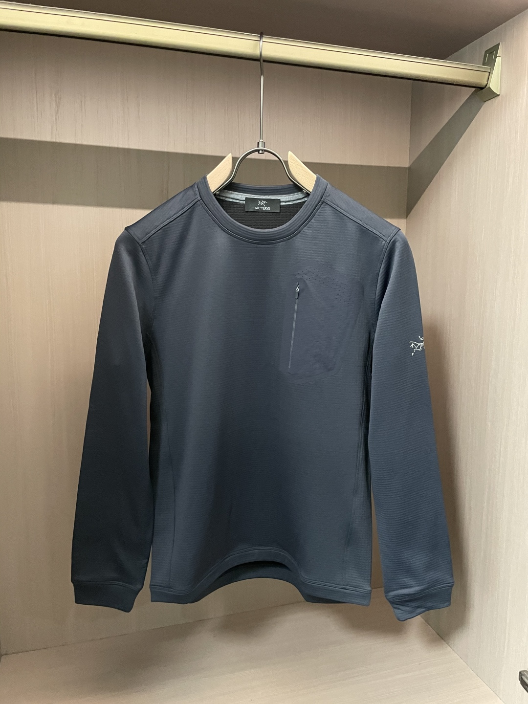 新款上新始祖鸟2025秋冬加厚长袖T恤 今年Kragg系列推出了好多新款T恤，简约大气，经典时髦的风格 