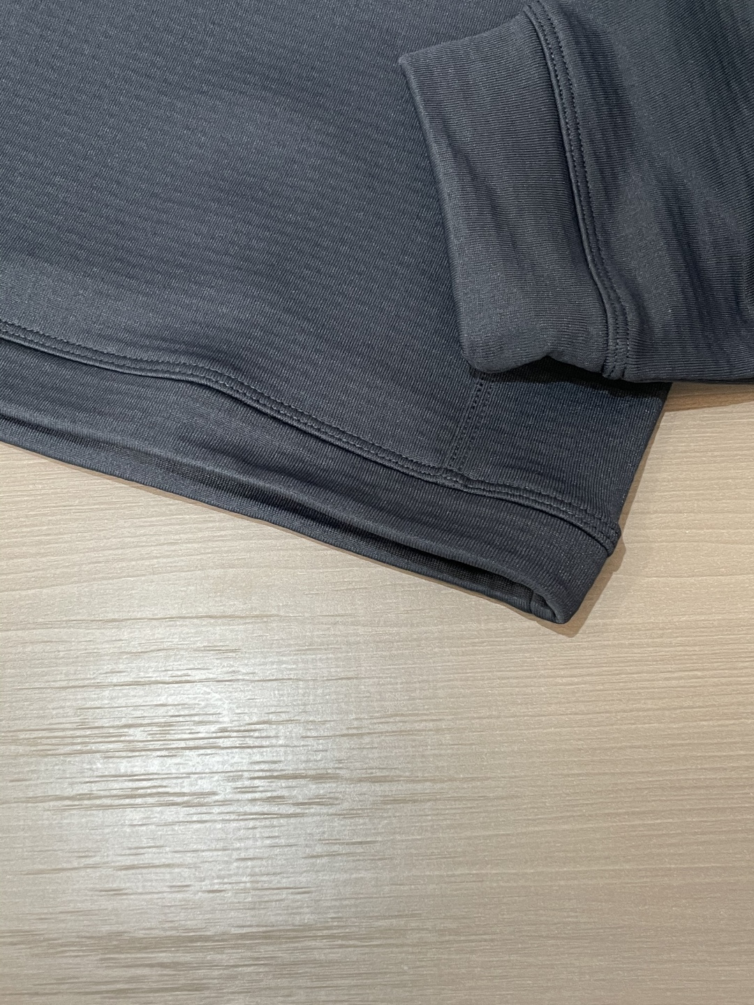 新款上新始祖鸟2025秋冬加厚长袖T恤 今年Kragg系列推出了好多新款T恤，简约大气，经典时髦的风格 