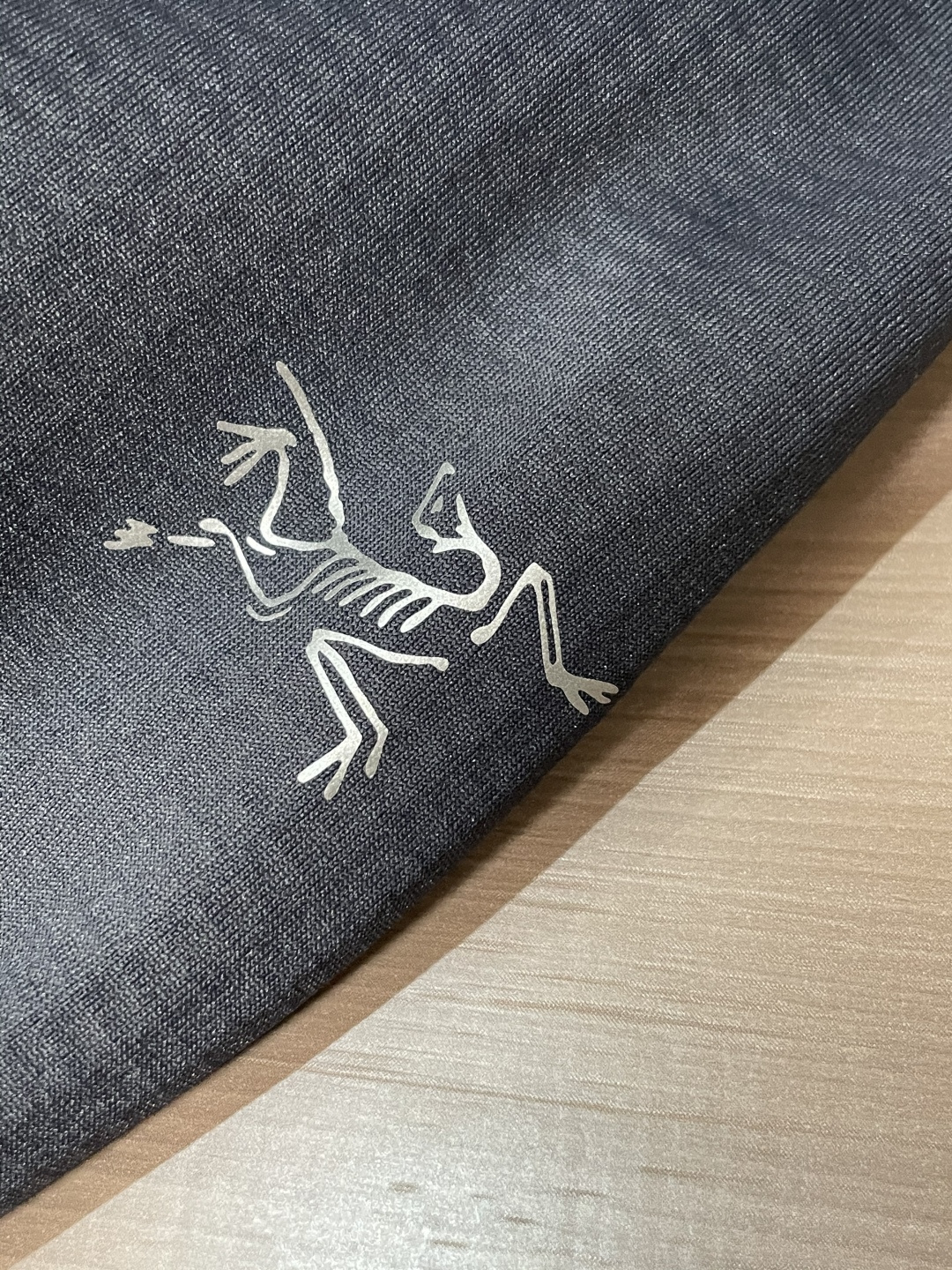 新款上新始祖鸟2025秋冬加厚长袖T恤 今年Kragg系列推出了好多新款T恤，简约大气，经典时髦的风格 