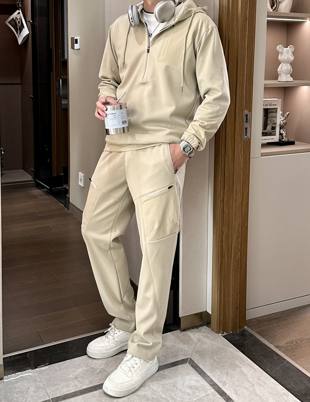 NO:608342,When functional aesthetics meets luxurious texture - Arc'teryx 'Pioneer Suit' defines a new paradigm of outdoor wear. At the boundary between outdoor and urban areas, Arc'teryx's 'Functional Suit' is setting off a style revolution.  The top starts with a half-zip hooded design, which is both casual and neat. The breathable hole details at the splicing of the special fabric are a precise interpretation of technology and comfort; the multi-dimensional pocket layout of the trousers integrates outdoor functionality and avant-garde design, and every splicing is like a three-dimensional extension of architectural aesthetics.  The soft texture of the color system eliminates the hard-core sense of functional style, making it the focus of attention in urban commuting; and the professional outdoor genes in the bones can protect you when exploring the mountains and wilderness. This is not a simple outfit combination, but Arc'teryx's new interpretation of 'all-weather style' - whether you are traveling through urban buildings or heading to the secrets of the mountains, it allows you to walk out of your own pioneering pace on the balance beam of functionality and fashion.  Size m-xxxl,arc'teryx,hats,alexander wang19860909当机能美学邂逅奢华质感——始祖鸟「先锋套装」,定义户外穿搭新范式 在户外与都市的边界,始祖鸟这套「机能套装」 正掀起一场风格革命. 上衣以半拉链连帽设计开篇,兼具随性与利落.特殊面料拼接处的透气孔细节,是科技对舒适的精准注解；裤装的多维度口袋布局,将户外功能性与先锋设计感融为一体,每一处拼接都似建筑美学的立体延伸. 色系的柔和质感,消解了机能风的硬核感,让它在都市通勤中亦能成为吸睛焦点；而骨子里的专业户外基因,又能在山野探索时为你保驾护航. 这不是简单的穿搭组合,而是始祖鸟对“全天候风格”的全新诠释——无论是穿梭于城市楼宇,还是奔赴山野秘境,它都能让你在机能与时尚的平衡木上,走出独属于自己的先锋步调. 尺码m-xxxl,arc'teryx,hats,alexander wang,Men's clothing