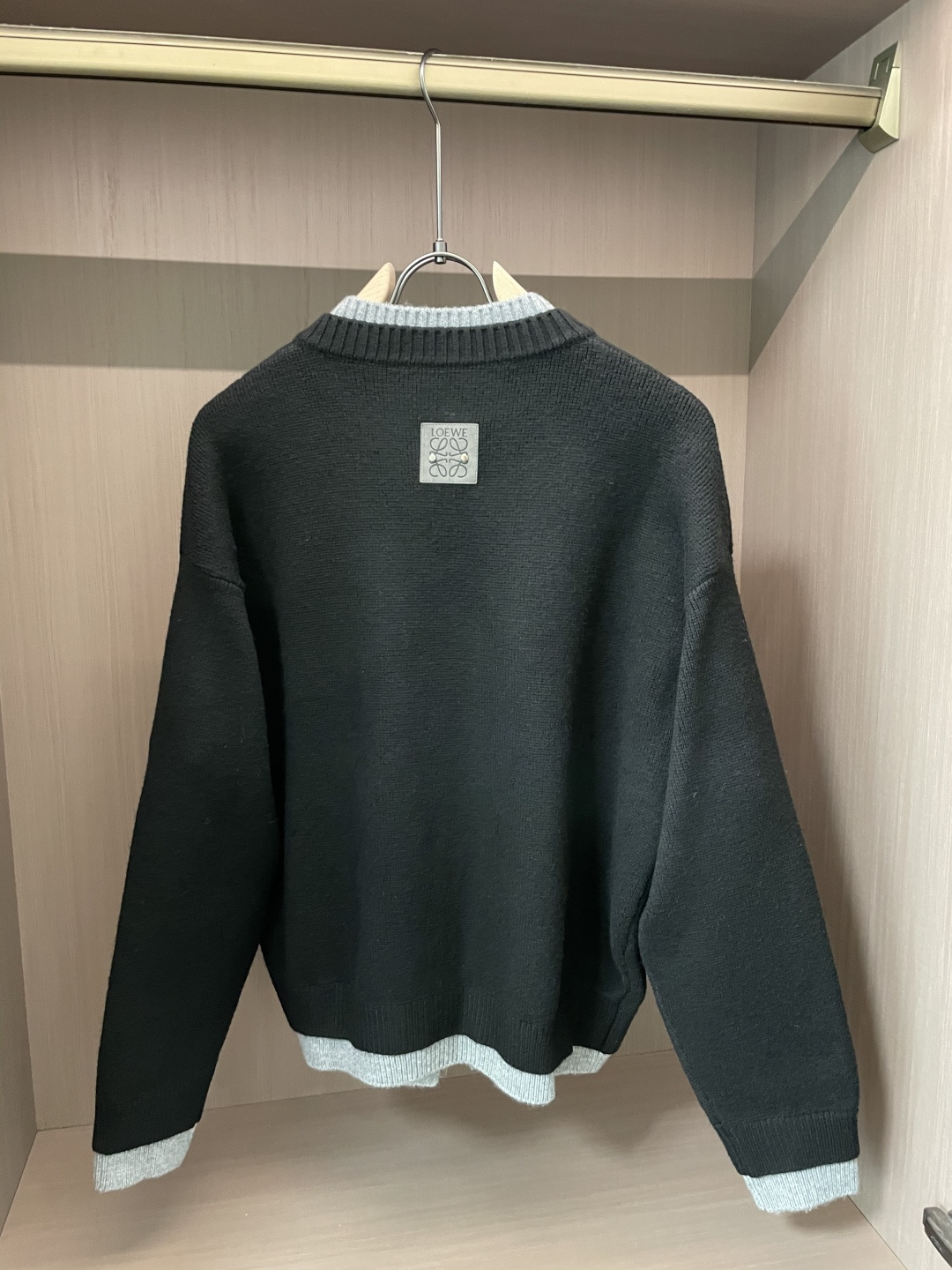 罗家新款毛衫毛衣，上身宽松纱线采用细针织法，上身舒适，不挑身材 男女同款，秋冬毛衣，是今年最好看的情侣装