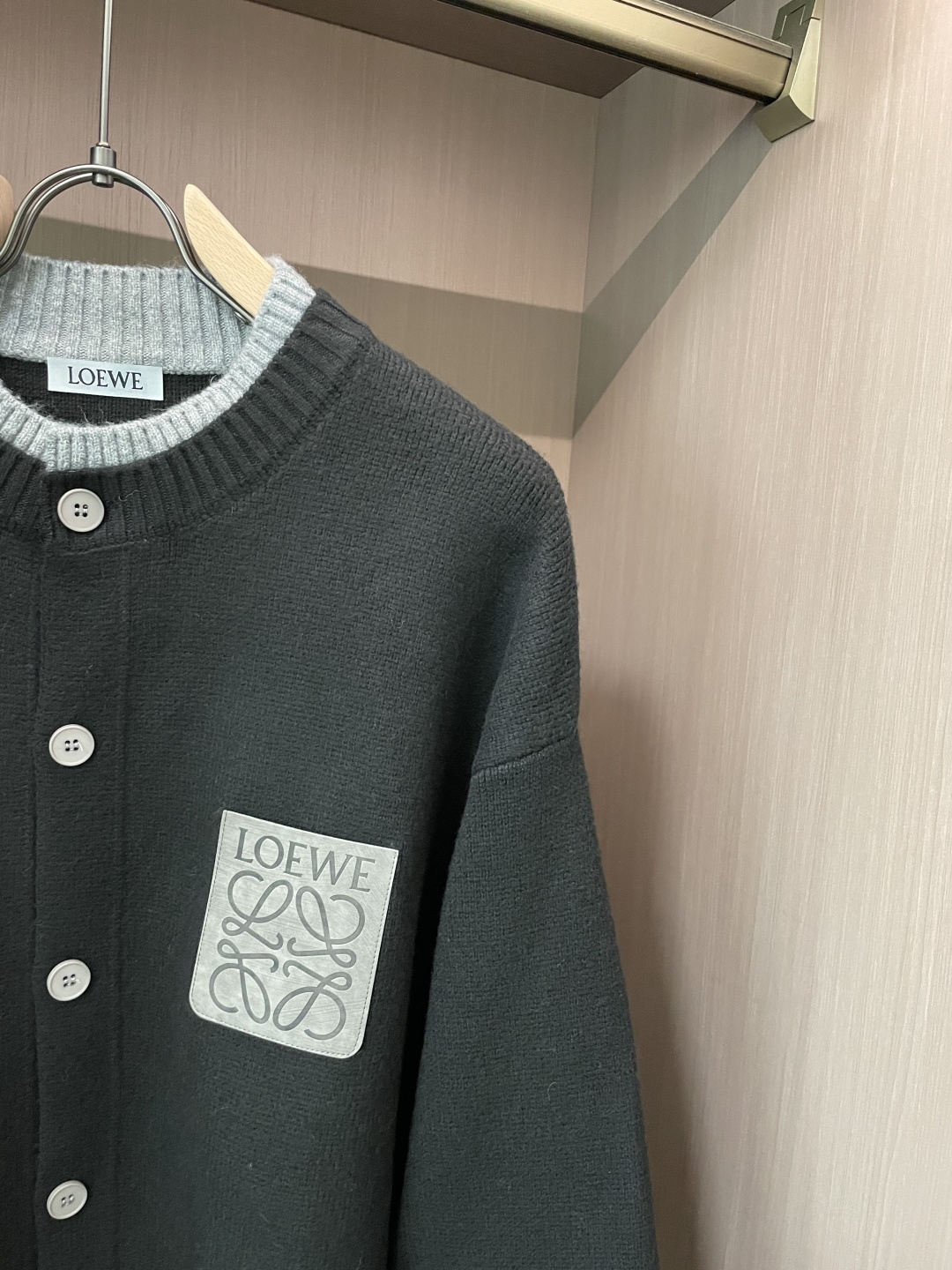 罗家新款毛衫毛衣，上身宽松纱线采用细针织法，上身舒适，不挑身材 男女同款，秋冬毛衣，是今年最好看的情侣装