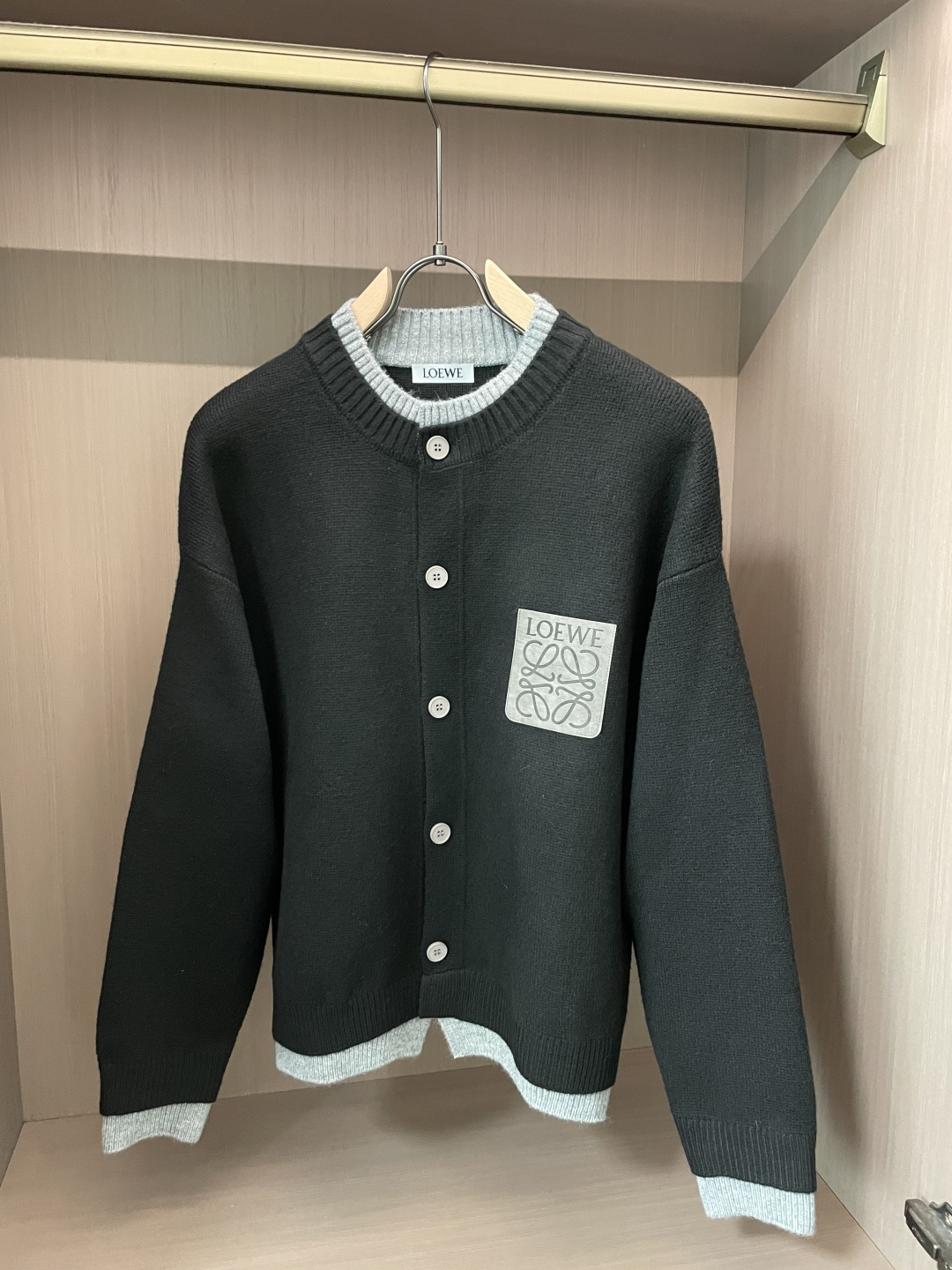 罗家新款毛衫毛衣，上身宽松纱线采用细针织法，上身舒适，不挑身材 男女同款，秋冬毛衣，是今年最好看的情侣装