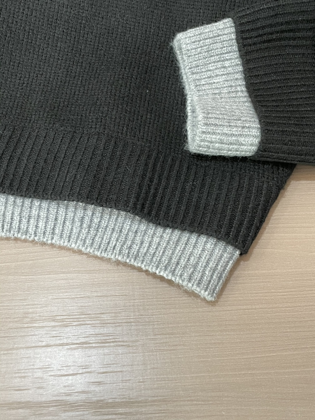 罗家新款毛衫毛衣，上身宽松纱线采用细针织法，上身舒适，不挑身材 男女同款，秋冬毛衣，是今年最好看的情侣装