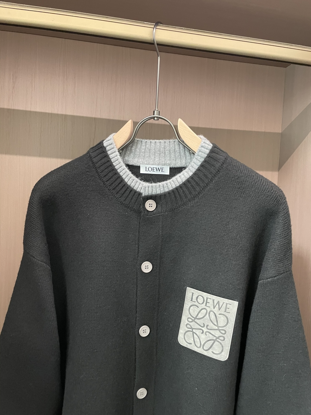 罗家新款毛衫毛衣，上身宽松纱线采用细针织法，上身舒适，不挑身材 男女同款，秋冬毛衣，是今年最好看的情侣装