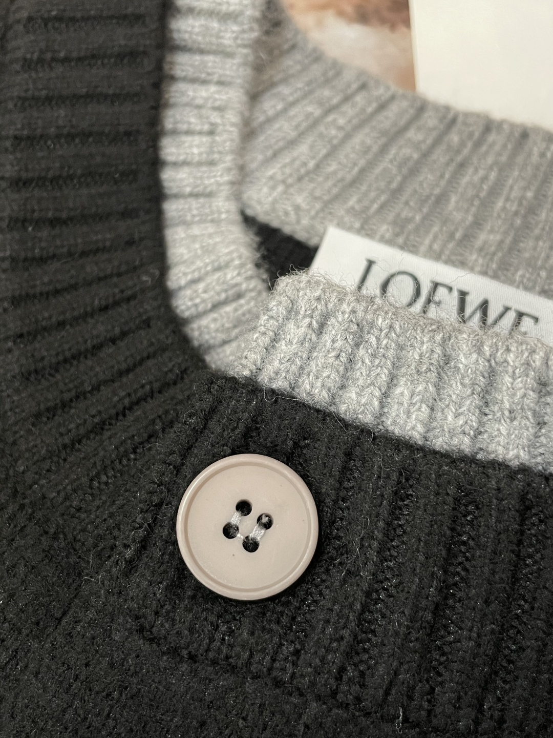 罗家新款毛衫毛衣，上身宽松纱线采用细针织法，上身舒适，不挑身材 男女同款，秋冬毛衣，是今年最好看的情侣装