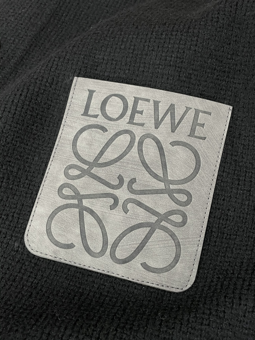 罗家新款毛衫毛衣，上身宽松纱线采用细针织法，上身舒适，不挑身材 男女同款，秋冬毛衣，是今年最好看的情侣装