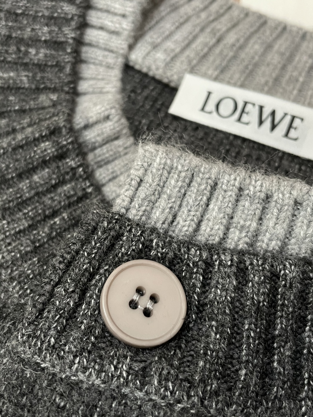 罗家新款毛衫毛衣，上身宽松纱线采用细针织法，上身舒适，不挑身材 男女同款，秋冬毛衣，是今年最好看的情侣装