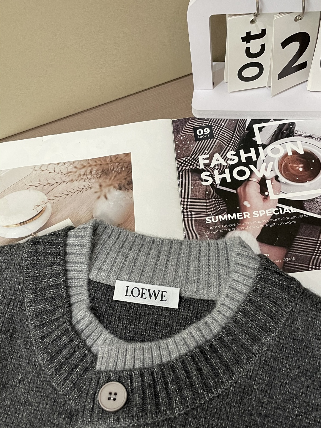 罗家新款毛衫毛衣，上身宽松纱线采用细针织法，上身舒适，不挑身材 男女同款，秋冬毛衣，是今年最好看的情侣装