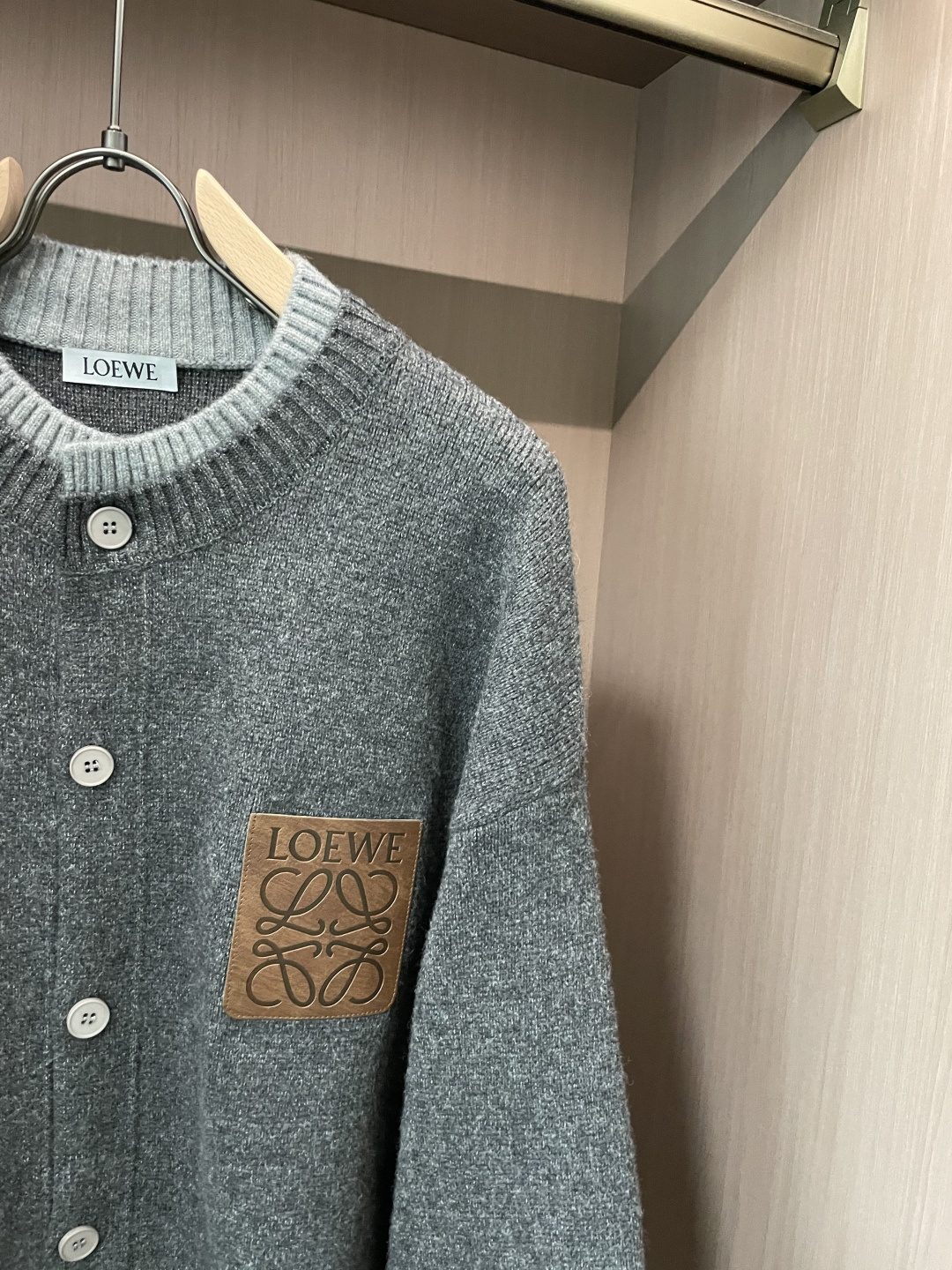 罗家新款毛衫毛衣，上身宽松纱线采用细针织法，上身舒适，不挑身材 男女同款，秋冬毛衣，是今年最好看的情侣装