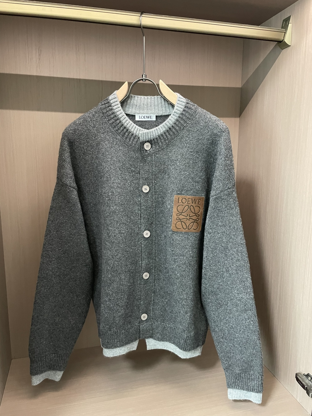 罗家新款毛衫毛衣，上身宽松纱线采用细针织法，上身舒适，不挑身材 男女同款，秋冬毛衣，是今年最好看的情侣装