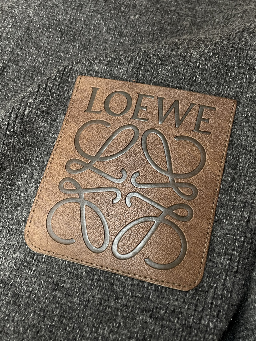 罗家新款毛衫毛衣，上身宽松纱线采用细针织法，上身舒适，不挑身材 男女同款，秋冬毛衣，是今年最好看的情侣装