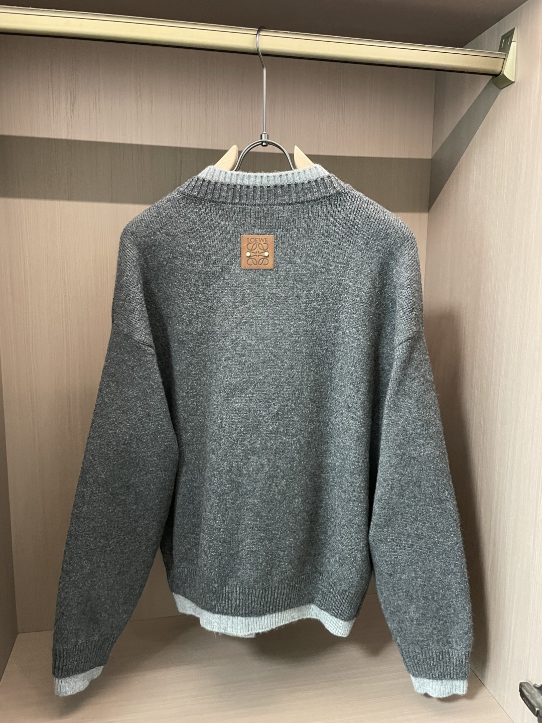 罗家新款毛衫毛衣，上身宽松纱线采用细针织法，上身舒适，不挑身材 男女同款，秋冬毛衣，是今年最好看的情侣装