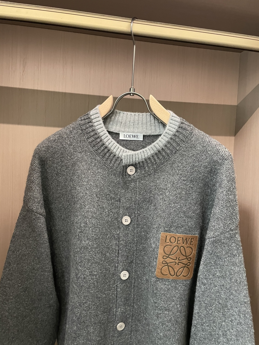 罗家新款毛衫毛衣，上身宽松纱线采用细针织法，上身舒适，不挑身材 男女同款，秋冬毛衣，是今年最好看的情侣装