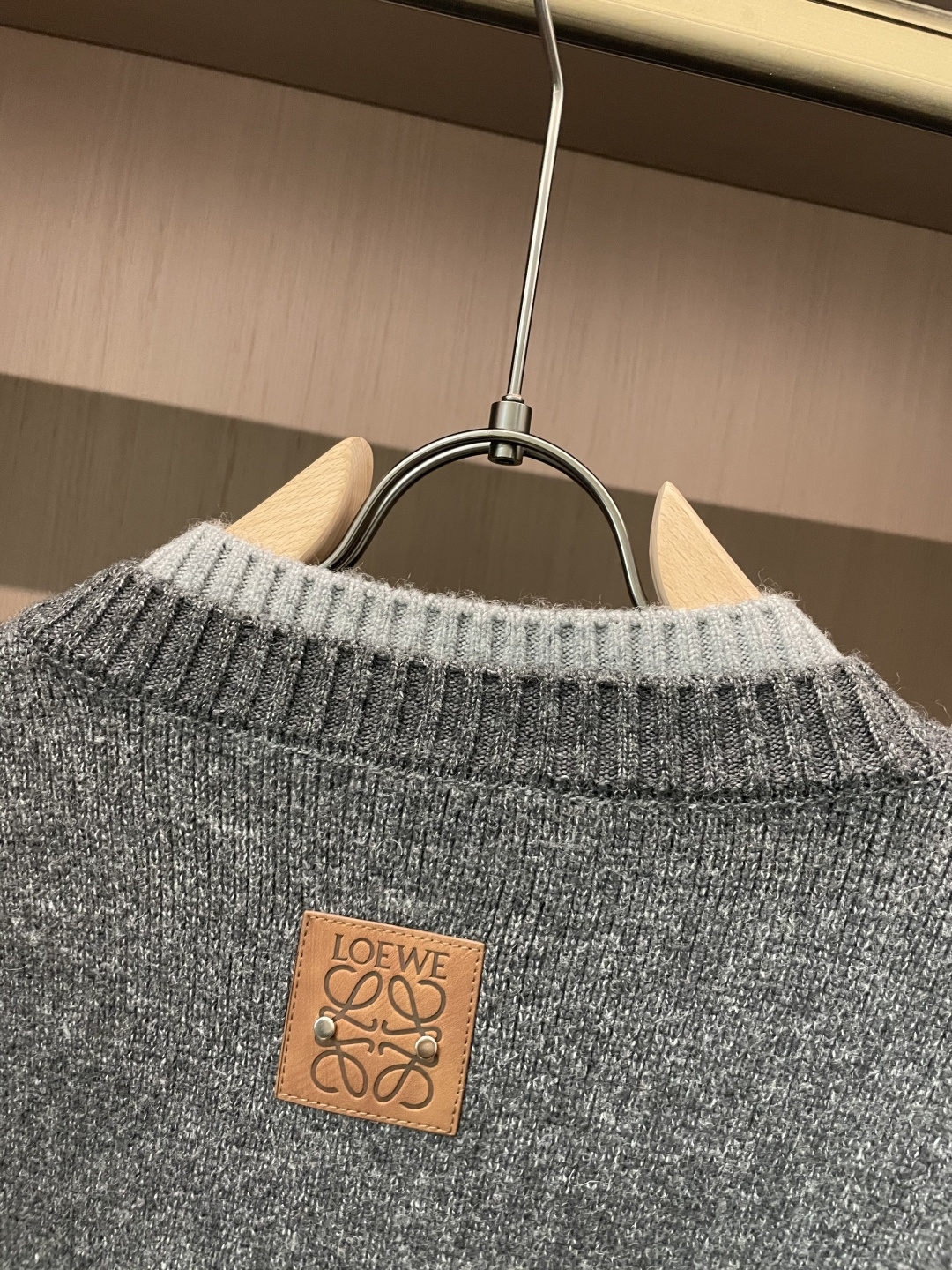 罗家新款毛衫毛衣，上身宽松纱线采用细针织法，上身舒适，不挑身材 男女同款，秋冬毛衣，是今年最好看的情侣装