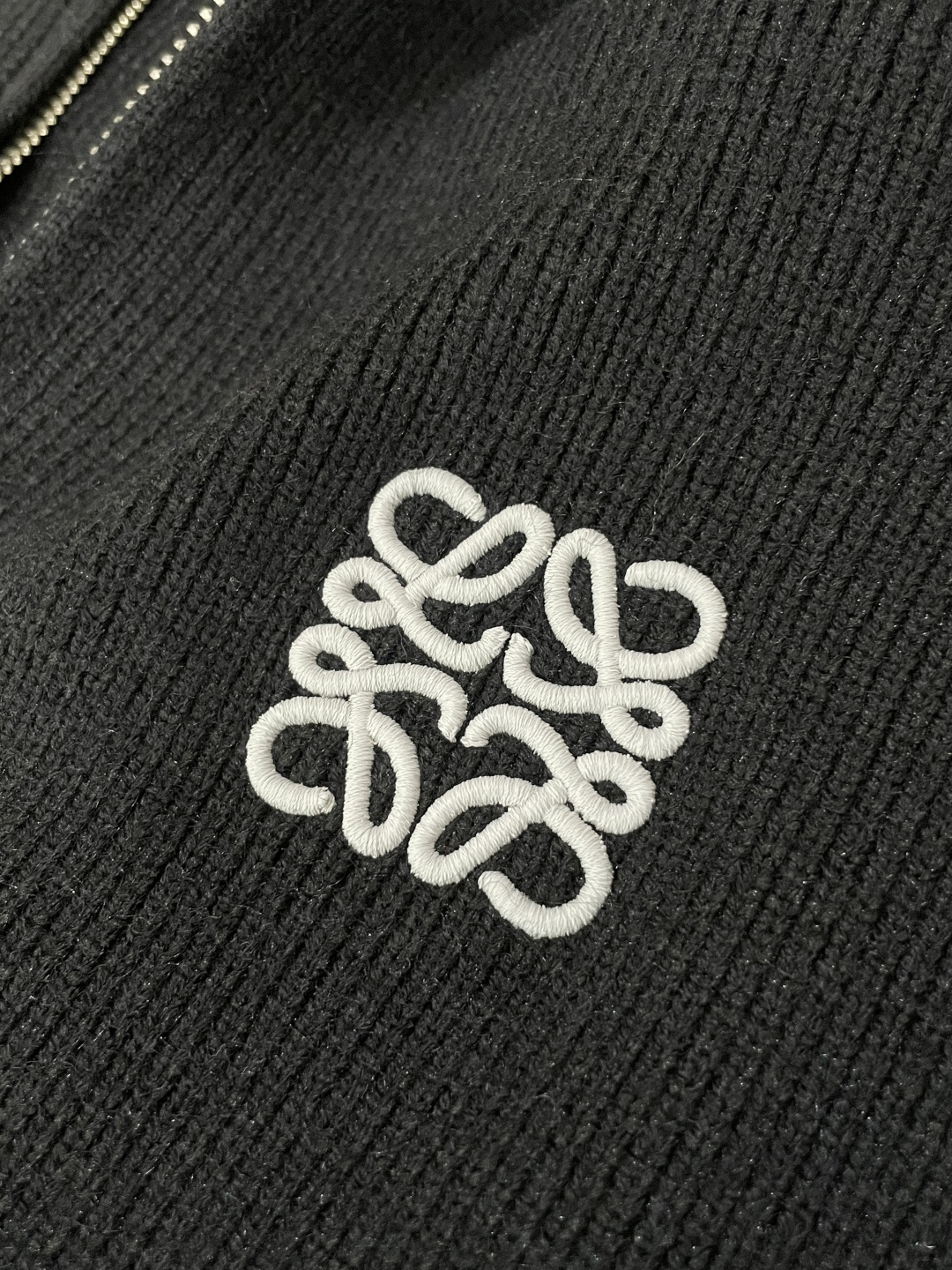 罗家新款拉链毛衣，上身宽松纱线采用细针织法，上身舒适，不挑身材 男女同款，秋冬毛衣，是今年最好看的情侣装