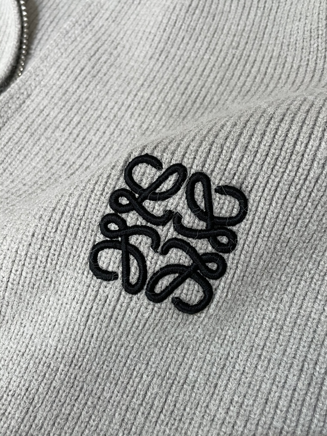 罗家新款拉链毛衣，上身宽松纱线采用细针织法，上身舒适，不挑身材 男女同款，秋冬毛衣，是今年最好看的情侣装