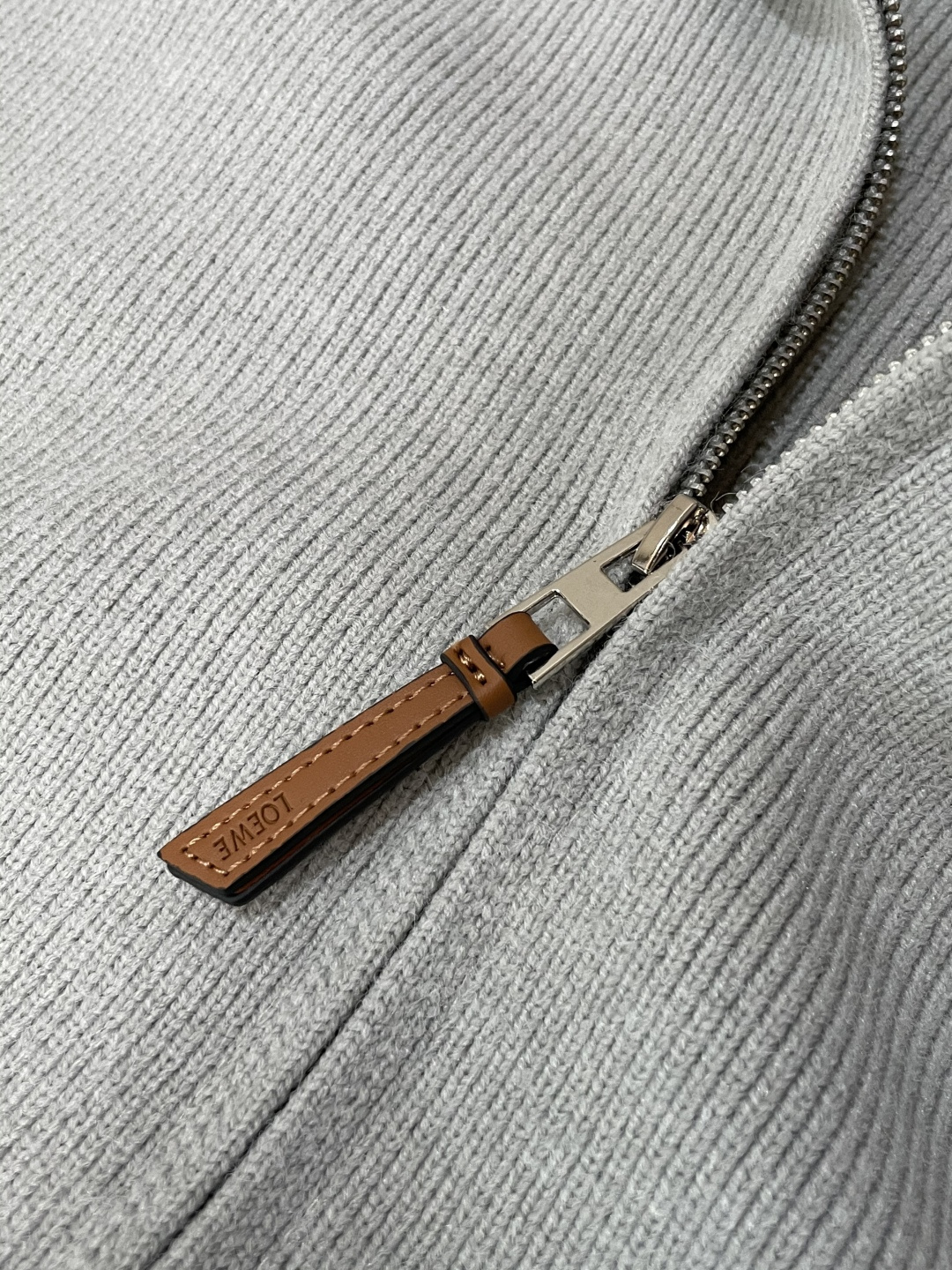 罗家新款拉链毛衣，上身宽松纱线采用细针织法，上身舒适，不挑身材 男女同款，秋冬毛衣，是今年最好看的情侣装