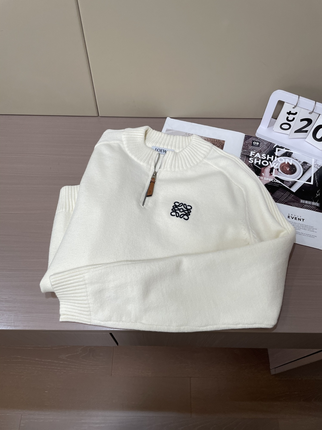 罗家新款毛衣，上身宽松纱线采用细针织法，上身舒适，不挑身材 男女同款，秋冬毛衣，是今年最好看的情侣装，秋