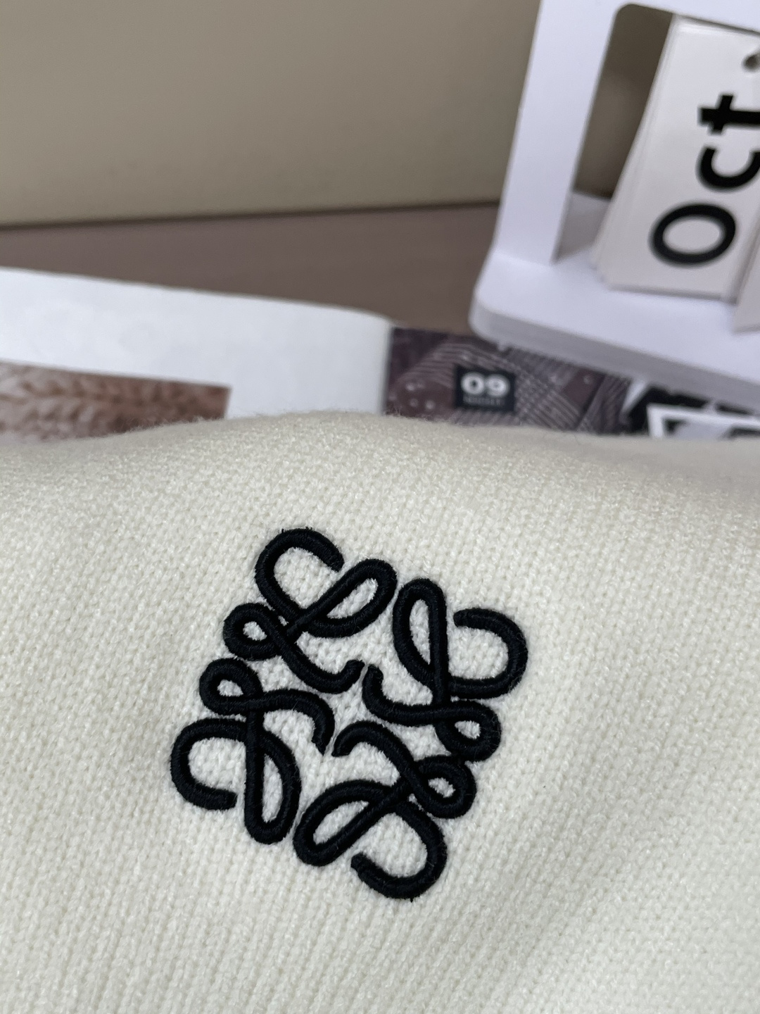 罗家新款毛衣，上身宽松纱线采用细针织法，上身舒适，不挑身材 男女同款，秋冬毛衣，是今年最好看的情侣装，秋