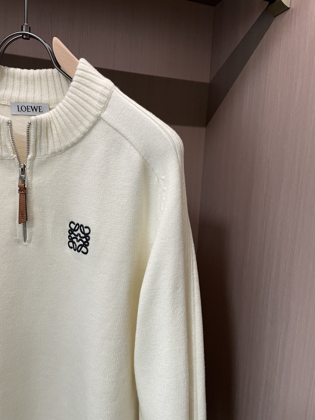 罗家新款毛衣，上身宽松纱线采用细针织法，上身舒适，不挑身材 男女同款，秋冬毛衣，是今年最好看的情侣装，秋