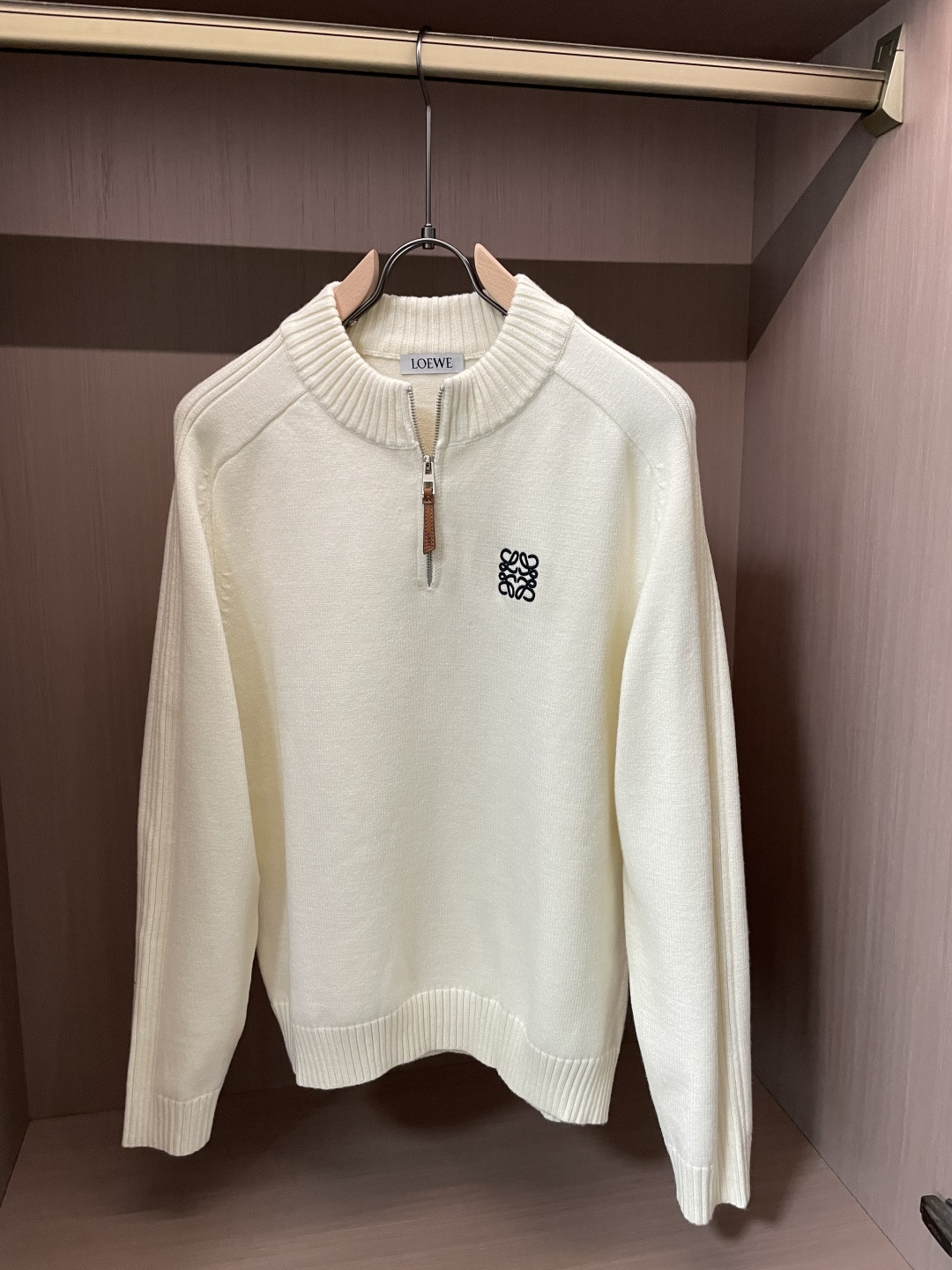 罗家新款毛衣，上身宽松纱线采用细针织法，上身舒适，不挑身材 男女同款，秋冬毛衣，是今年最好看的情侣装，秋