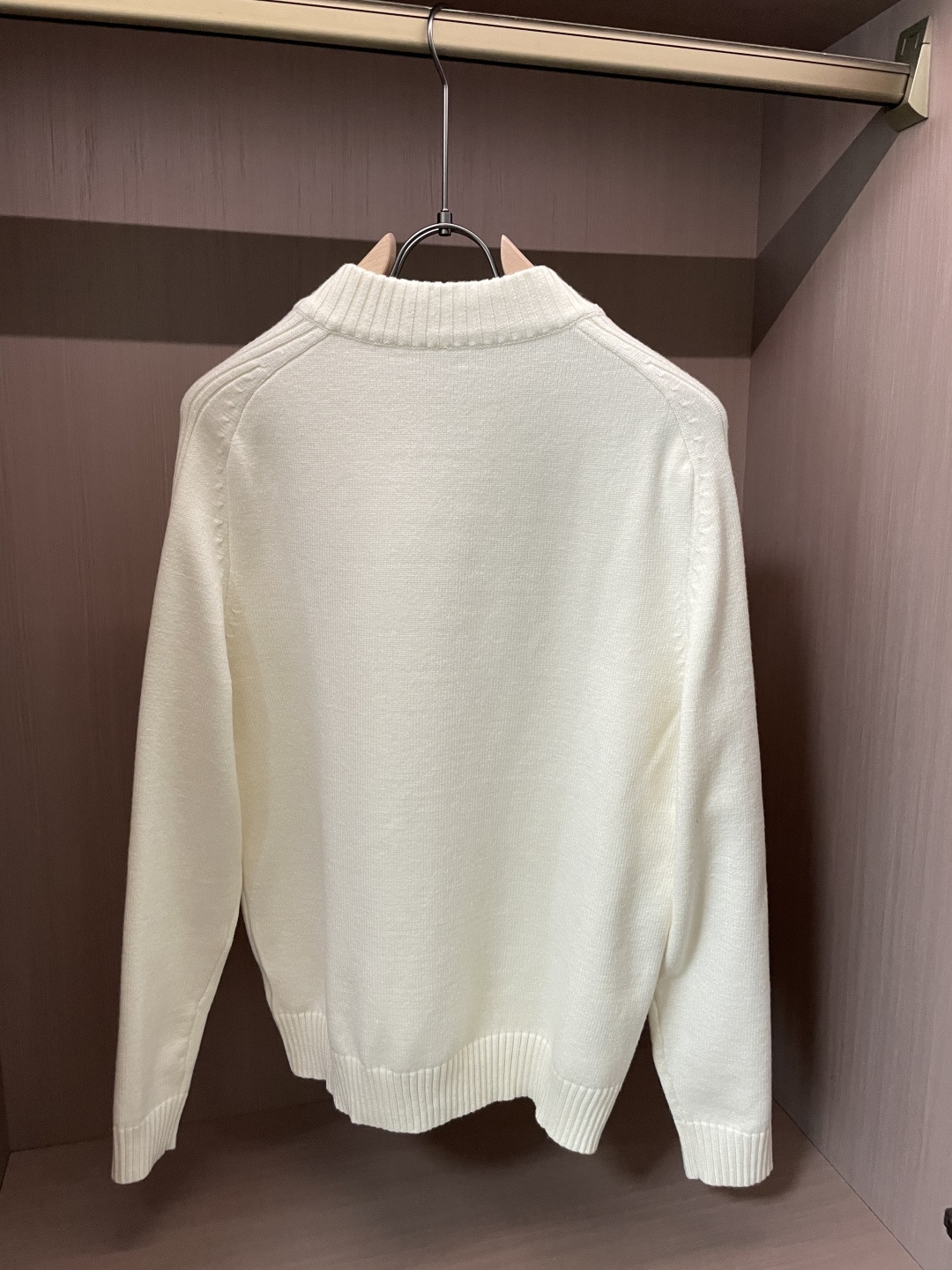 罗家新款毛衣，上身宽松纱线采用细针织法，上身舒适，不挑身材 男女同款，秋冬毛衣，是今年最好看的情侣装，秋